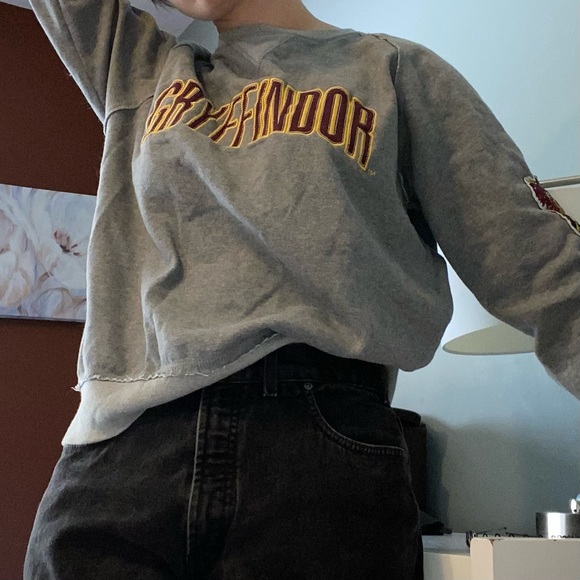 Gryffindor Sweatshirt - Universal Studios Wizarding World of Harry Potter - Picture 3 of 5